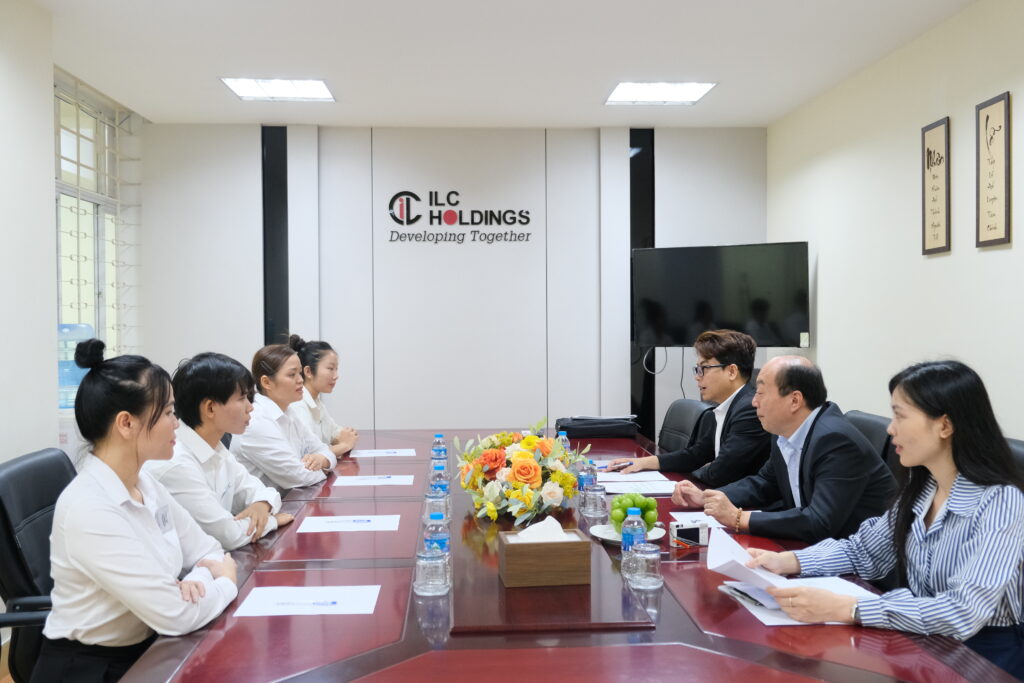 Đại diện công ty trao đổi với các bạn ứng viên trước khi phỏng vấn