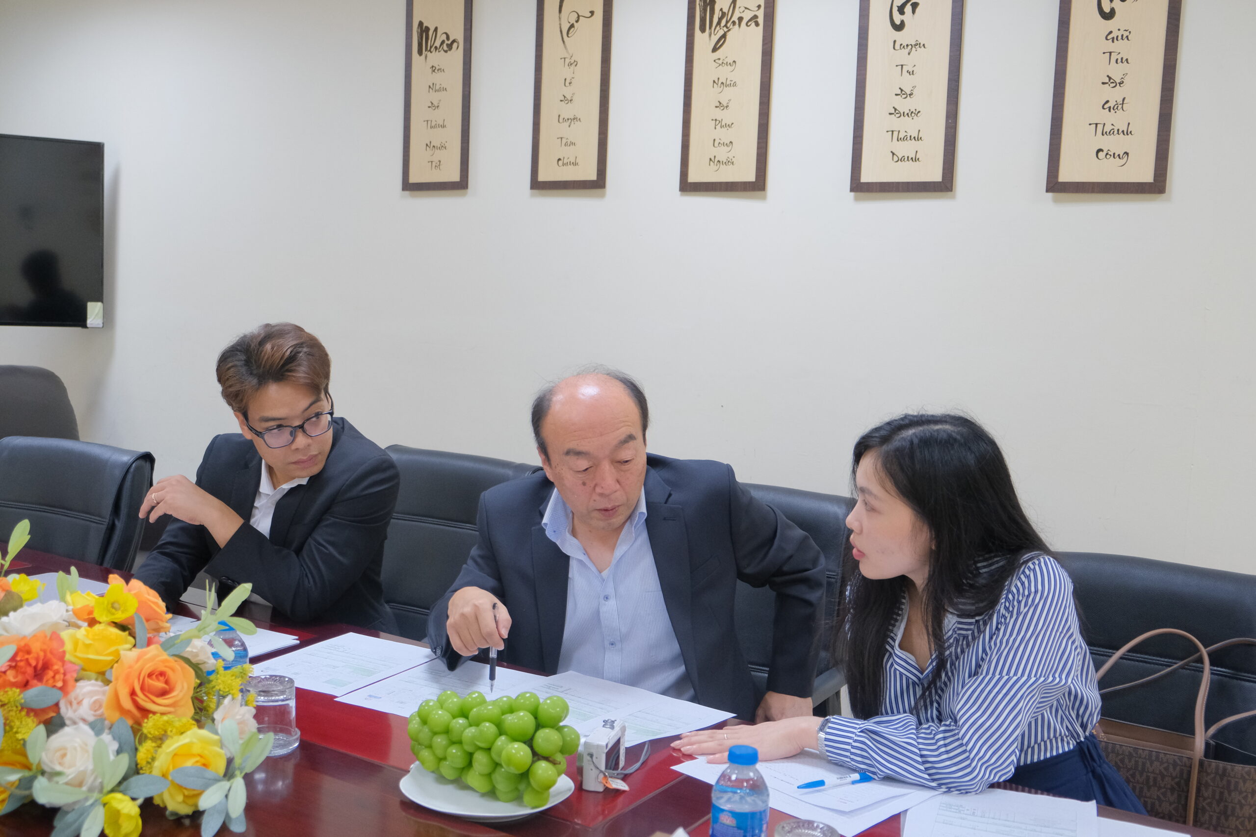 Đại diện ILC và doanh nghiệp Nhật Bản trao đổi về nội dung phỏng vấn