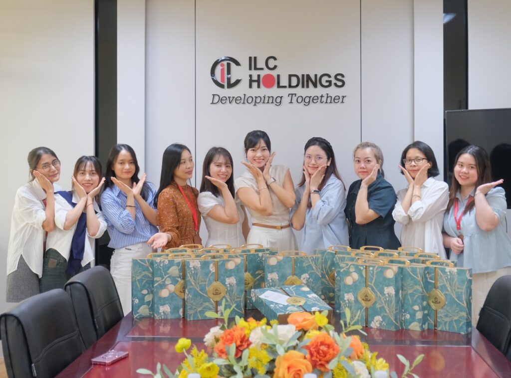 Hội chị em ILC check in cùng món quà nhỏ của công ty