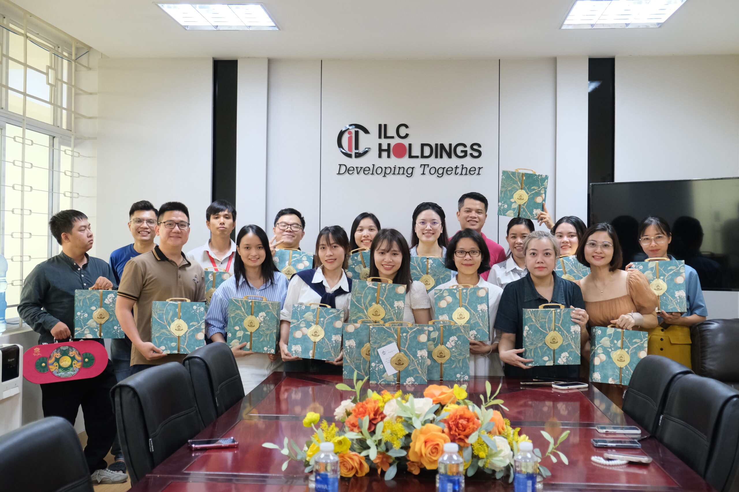 Tập thể gia đình ILC chụp ảnh kỉ niệm mùa trăng 2024